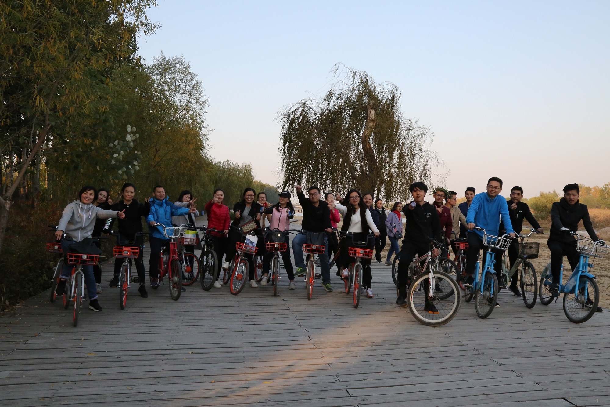 威龍公司10月份積分游戲快樂(lè)會(huì)議在北辰濕地成功舉行